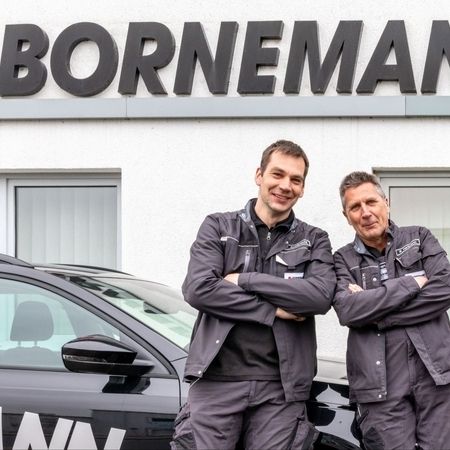 2 Personen vor dem Firmengebäude