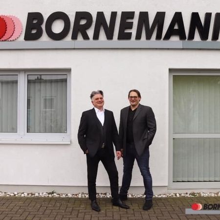 2 Personen vor dem Firmengebäude