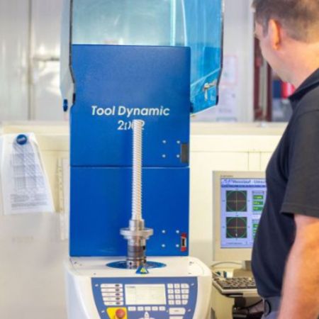 man stands in front of tool dynamic maschine